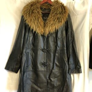 MAKE AN OFFER 😊. Leather Coat w/removable collar
